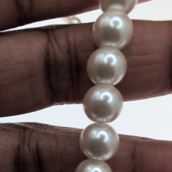 Classic White Pearl Necklace Timeless Jewelry - Picture 4 of 5